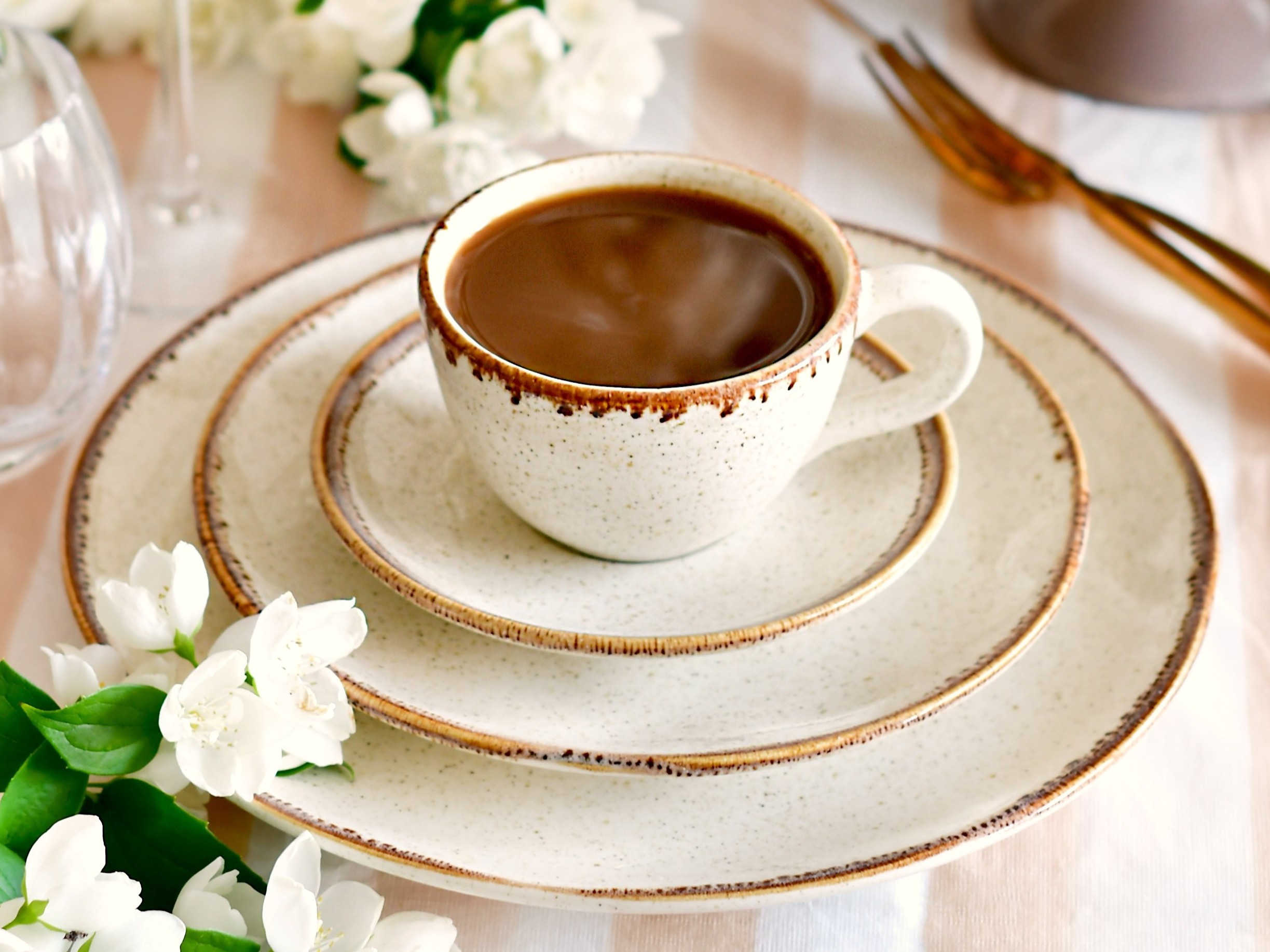 filiżanka ceramiczna z reaktywnym szkliwem